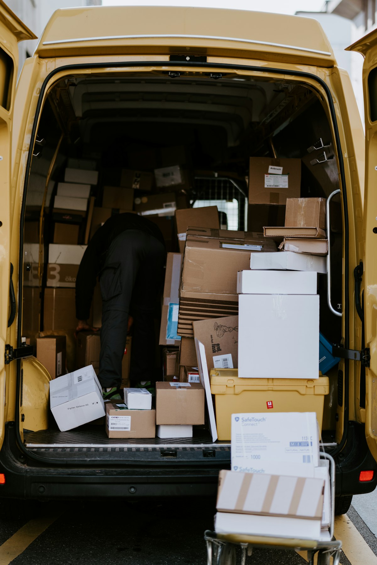 Last-Mile Logistik – Pakete im Lieferwagen