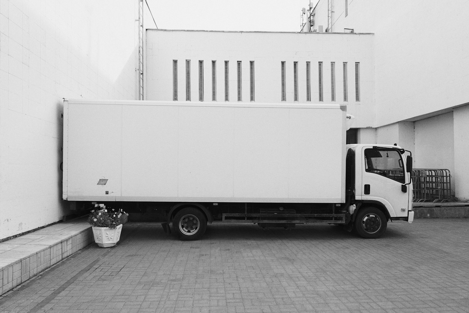Moderner Lieferwagen am Verladehof