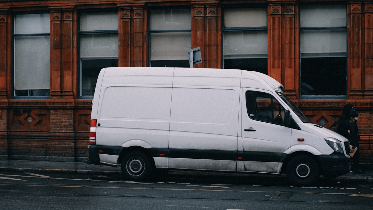 Lieferwagen in urbaner Umgebung