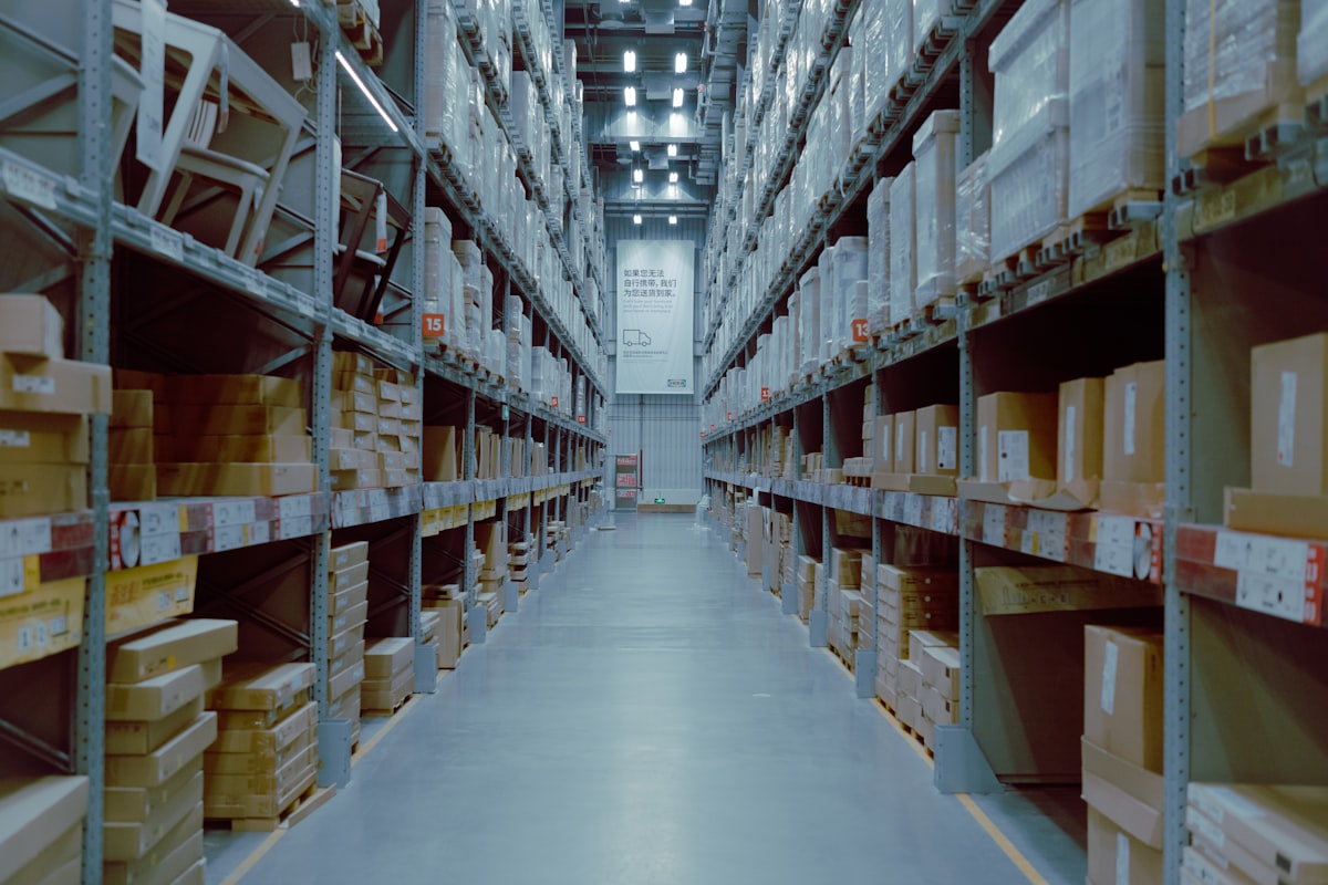 Logistikzentrum mit Regalen voller Pakete